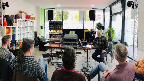 Workshop Beschallung März 2019 Teilnehmer und Dozent mit Beschallungsanlage (Foto Marcus Trübendörfer)